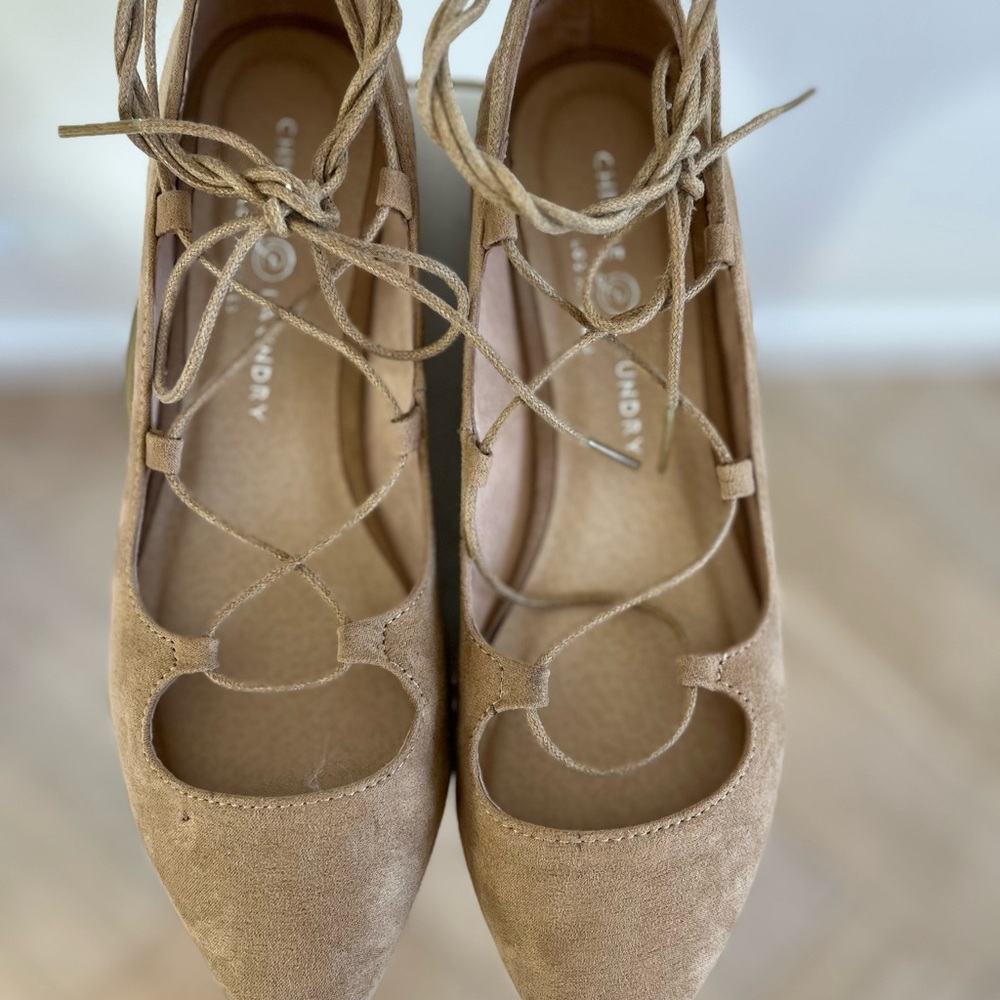 Chinese Laundry Women's Beige Lace-Up Flats Size 8